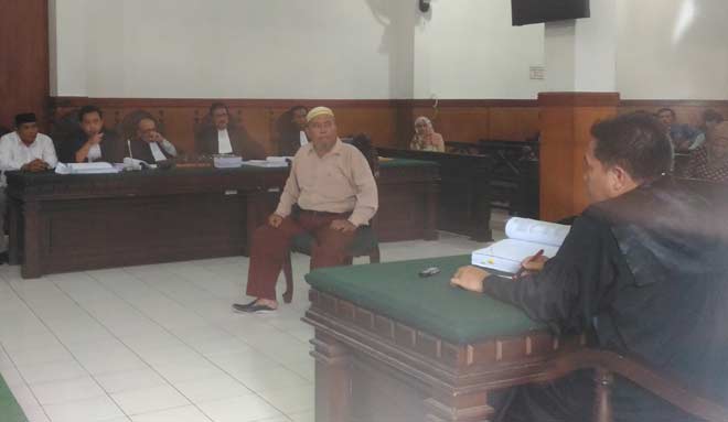 Saksi Imam Hambali saat memberikan kesaksian di sidang dugaan ijazah palsu gelar "SH" terdakwa M. Rifai. foto: NANANG ICHWAN/ BANGSAONLINE