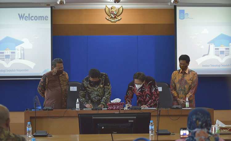 Penandatanganan kerja sama di Ruang Rapim Gedung Rektorat ITS, Rabu (9/9/2010). (foto: ist).