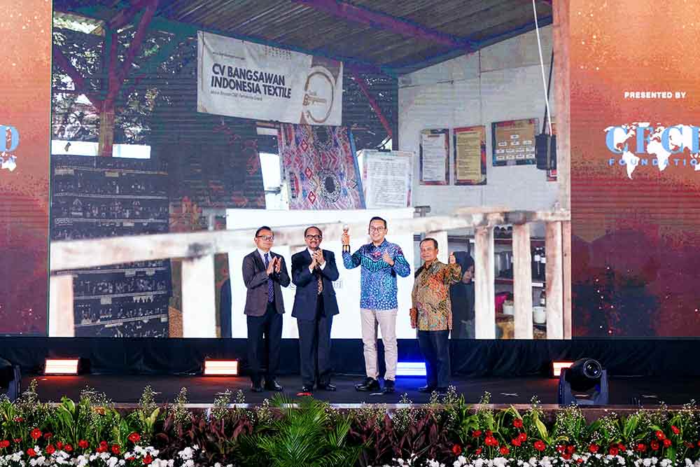 SVP Sekretaris Perusahaan Petrokimia Gresik, Adityo Wibowo mewakili Direktur Utama, Dwi Satriyo Annurogo (dua dari kanan) saat menerima penghargaan. (Ist)