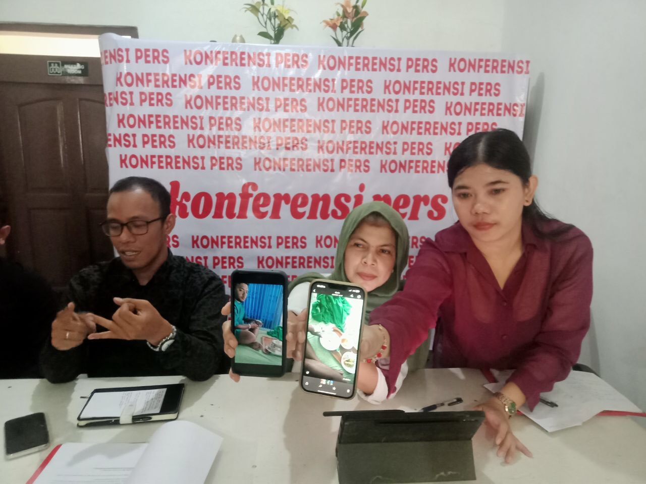 Ibu kandung korban saat menunjukkan foto putranya saat diberi makanan oleh pihak RSI Siti Hajar Sidoarjo