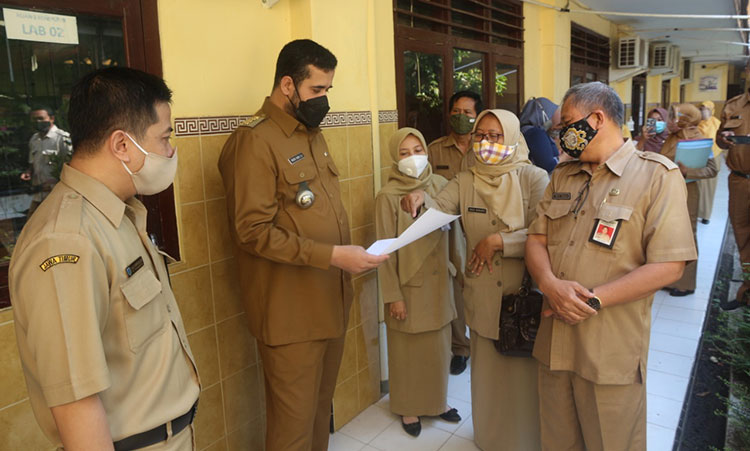Wali Kota Probolinggo Habib Hadi Zainal Abidin saat melakukan sidak di sejumlah sekolah SD dan SMP. (foto: ist)
