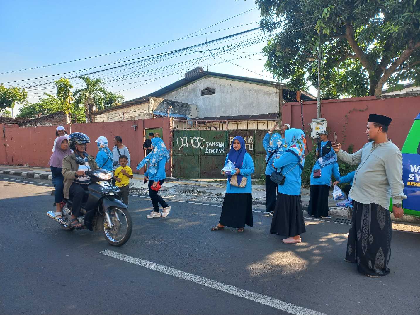Aksi berbagi nasi kotak yang dilakukan PWI Mojokerto Raya berkolaborasi dengan Warung SYD