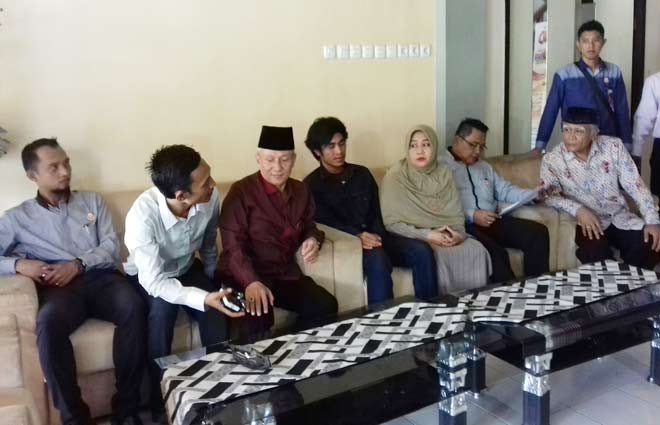 Hj Nur Azizah didampingi sejumlah pengacara dari DPC KAI saat di Mapolres Situbondo