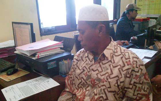 Haji Achmad Sandar, pelaku dugaan penipuan saat diperiksa di Polres Situbondo. (foto: hadi prayitno/BANGSAONLINE)