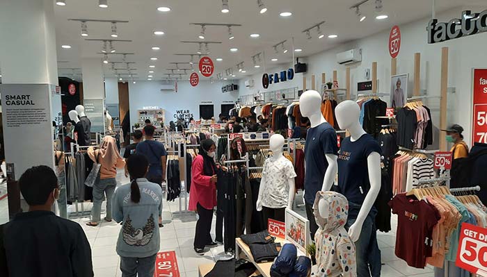 Sejumlah pengunjung saat berada di 3Second Family Store Tuban.