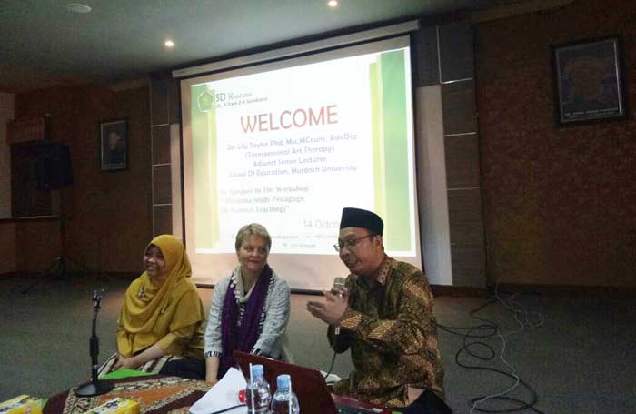 Kepala SD Khadijah Surabaya saat memperkenalkan Dr Lily Taylor (tengah) kepada para peserta workshop. Foto: YUDI A/BANGSAONLINE