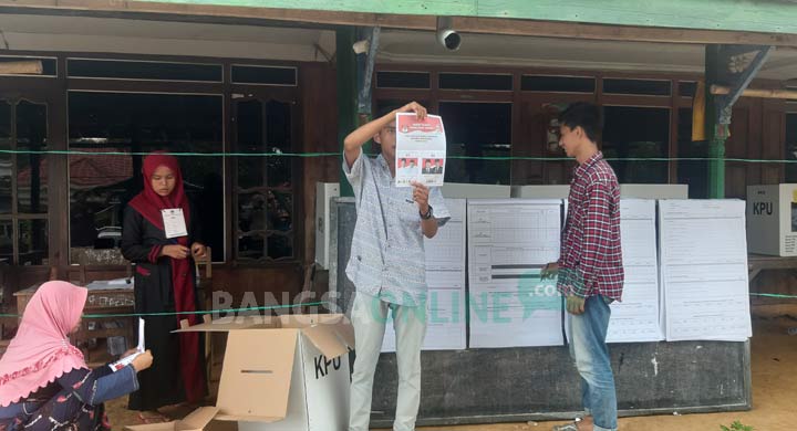 Panitia Pemilihan Suara di TPS 15 Desa Mayoning Laok Kec. Geger sedang rekapitulasi suara Pilpres. foto: FAUZI/ BANGSAONLINE