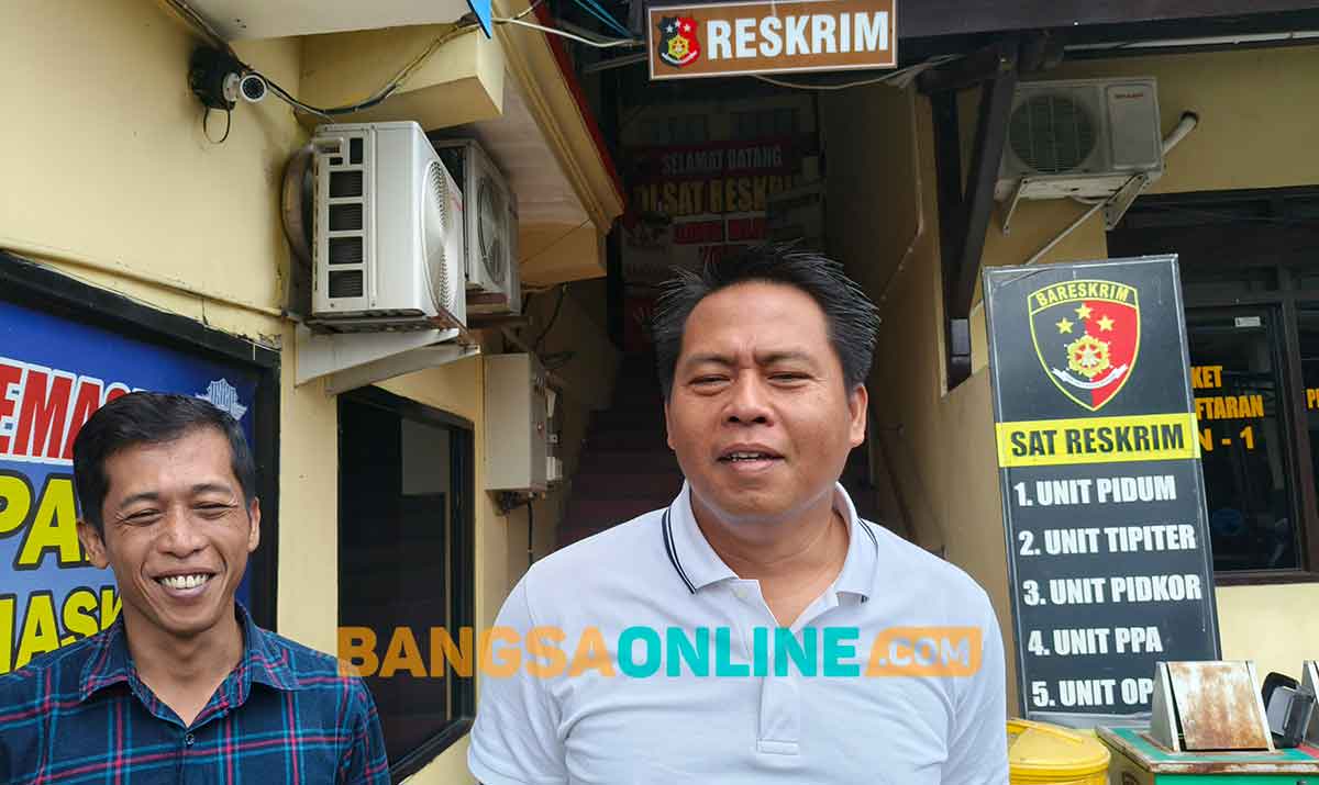 Kasatreskrim Polres Blitar Kota, AKP Rudi Kuswoyo, saat memberi keterangan ke awak media terkait kasus pembunuhan. Foto: AKINA NUR ALANA/BANGSAONLINE