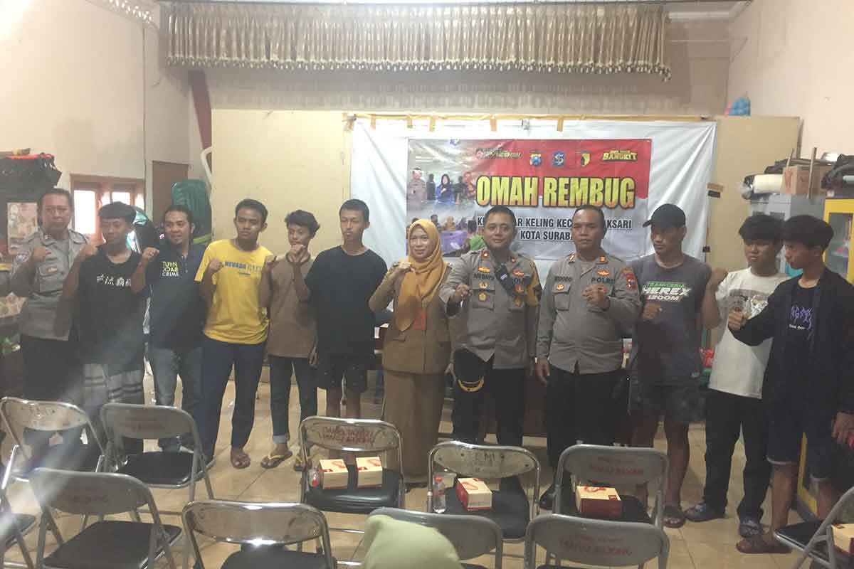 Para pelaku tawuran anak anak di selesaikan bersama di balai RW yang disaksikan ibu Lurah dan Kapolsek Tambaksari.