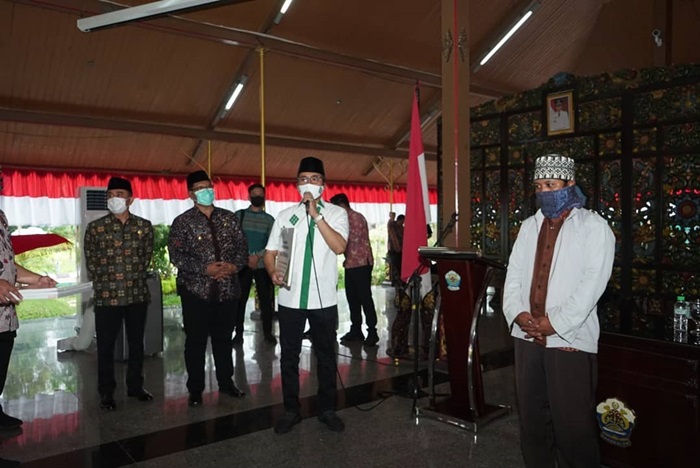 Bupati Bangkalan, Abdul Latif Amin Imron saat menyalurkan bantuan insentif bagi guru madin dan guru ngaji. 
