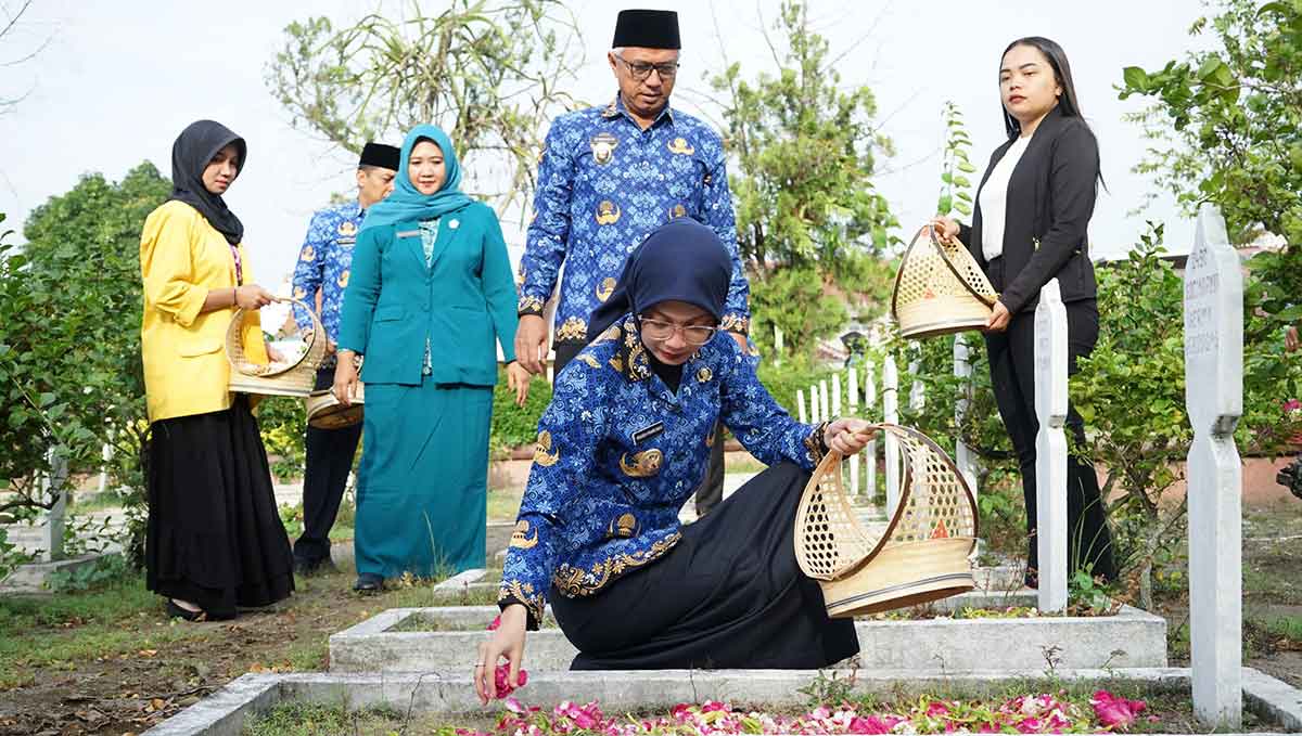 Wali Kota Kediri bersama wakilnya ketika melakukan ziarah dan tabur bunga di Taman Makam Pahlawan. Foto: Ist