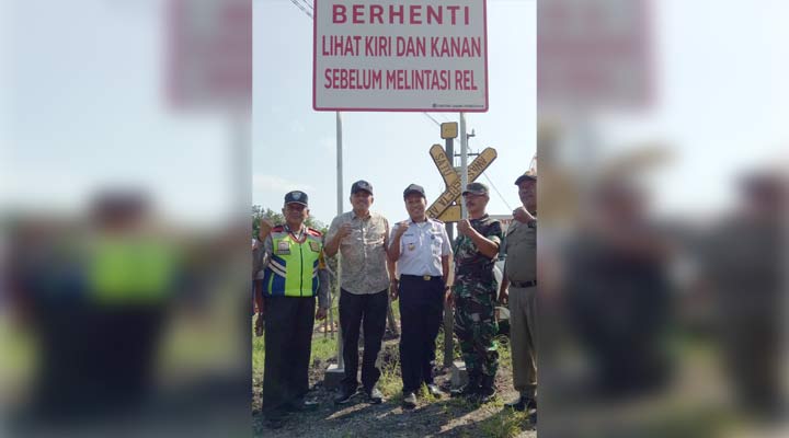 Heri Yitno bersama Nur Setiawan Sidik foto bareng usai secara simbolis membuka papan rambu petunjuk perlintasan.