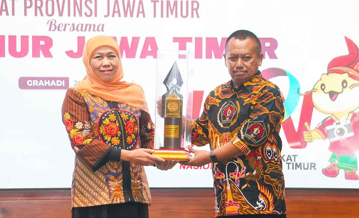 Gubernur Khofifah saat menerima penghargaan dari Ketua PWI Jatim, Lutfil Hakim.