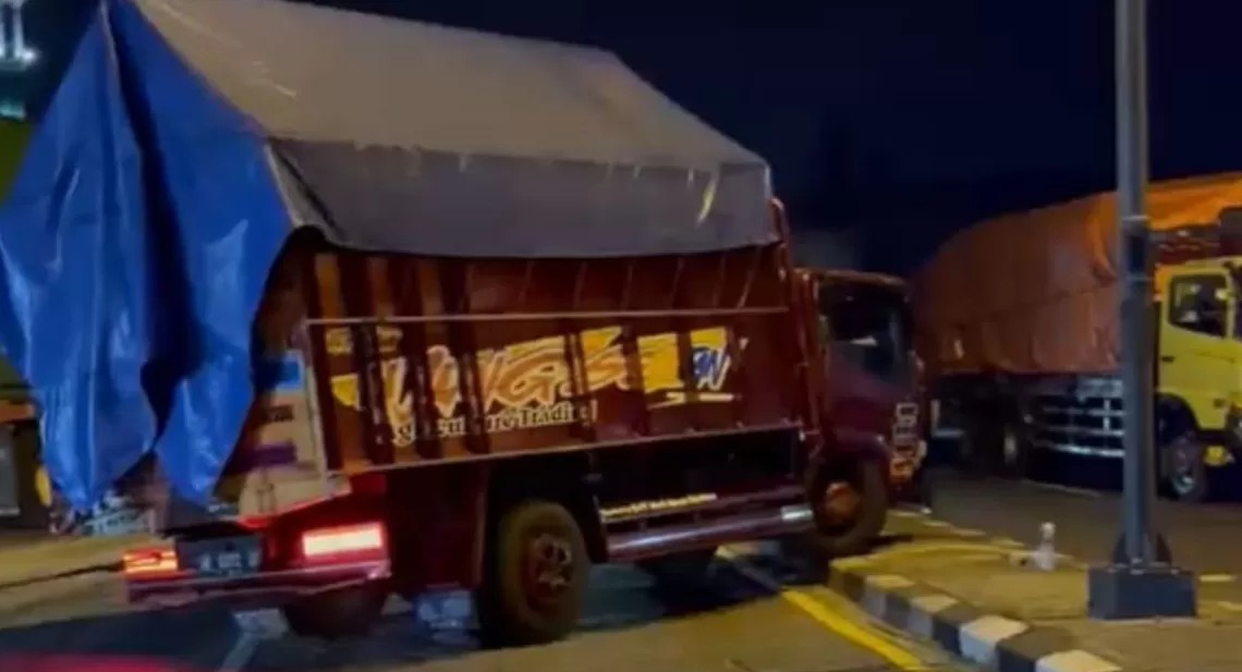 Kondisi salah satu truk yang terlibat kecelakaan di ruas jalan Lamongan - Babat
