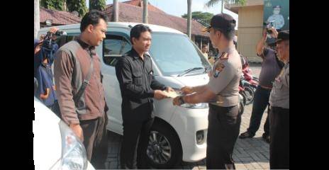 Kapolres Nganjuk serahkan barang bukti kepada pemiliknya.(Soewandito/BANGSAONLINE)