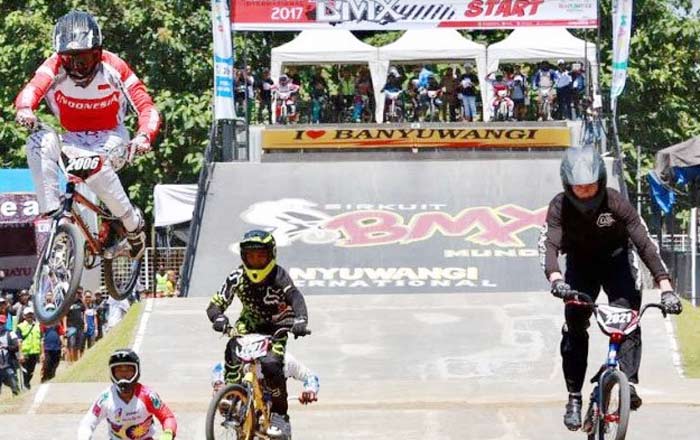 Para pembalap dunia sedang berlatih di sirkuit BMX muncar Banyuwangi.