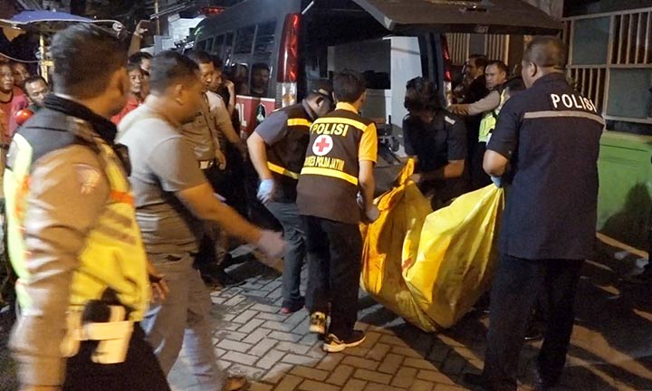 Polisi saat mengevakuasi mayat M Rofik, Senin (29/7) petang lalu.