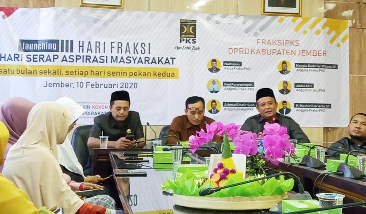 Pengurus DPD PKS Jember saat menggelar rilis pers di Ruang Komisi D DPRD Jember.