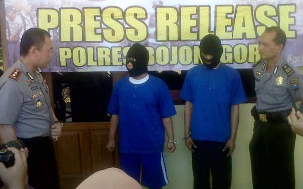 Musthofa (25), pengguna sabu-sabu (kanan) dan Umar Syahid (32), pengedar obat double L saat di release di Mapolres Bojonegoro, Senin (15/6/2015). Foto: Eky Nurhadi/BANGSAONLINE