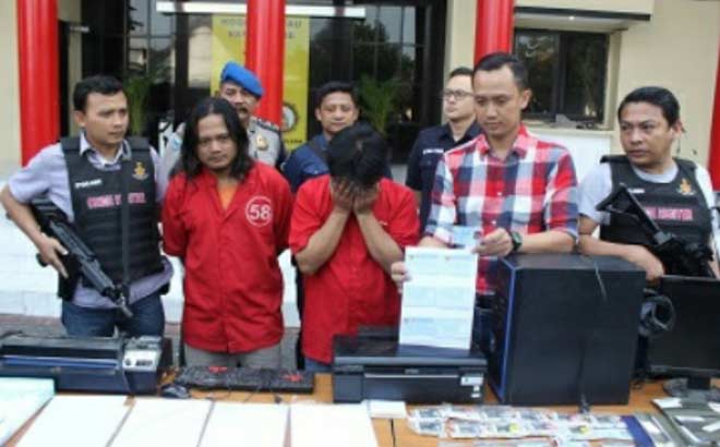 Tersangka saat diekspos di Mapolrestabes Surabaya.