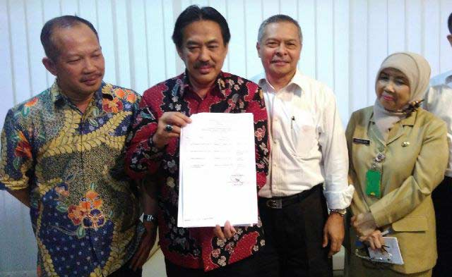 Ketua Dewan Pengawas PDAM DTS, Handajani (kanan berkerudung) saat jumpa pers pengumuman Pjs Keempat Direksi beserta Wabup Sidoarjo, Nur Ahmad Syaifuddin dan tiga pejabat lainnya yang ditunjuk Pjs oleh Bupati Sidoarjo. foto: NANANG I/ BANGSAONLINE
