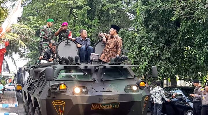 Bupati Bangkalan Abdul Latif, Ketua KPU Fauzan Jakfar, Kapolres Bangkalan AKBP Boby P. Tambunan,Dandim Letkol Arm Dodot Sugeng Hariadi, menaiki mobil pasukan saat patroli Show of Force keliling Kota Bangkalan. foto: FAUZI/ BANGSAONLINE