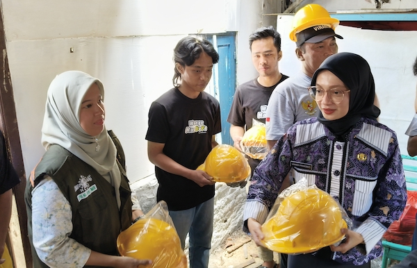 Wali Kota Kediri, Vinanda Prameswati saat meninjau lokasi bedah rumah. Foto: Muji Harjita/BANGSAONLINE