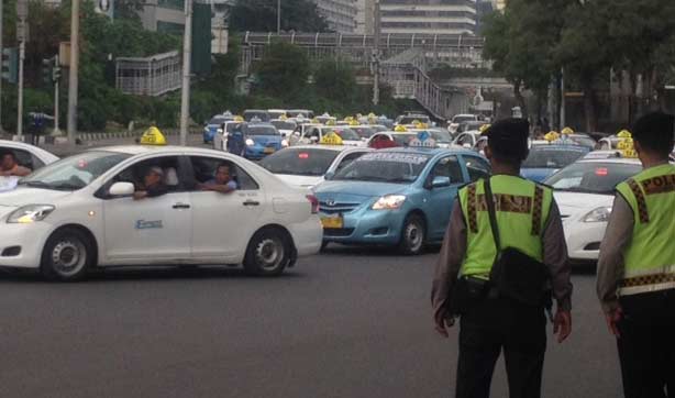 Ribuan taksi dikawal kembali ke pull masing-masing. foto: rakisa/ BANGSAONLINE