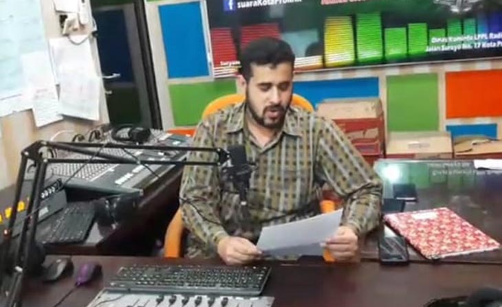 Wali Kota Probolinggo, Hadi Zainal Abidin menyampaikan pengumuman liburnya sekolah melalui siaran langsung di radio.