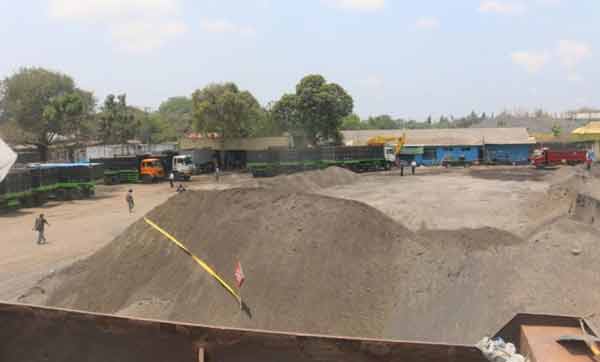 Aparat Kepolisian Polres Lumajang memberi garis polisi stockpile ilegal yang ada di Desa Kebonsari Kecamatan Sumbersuko. foto: pedomannusantara