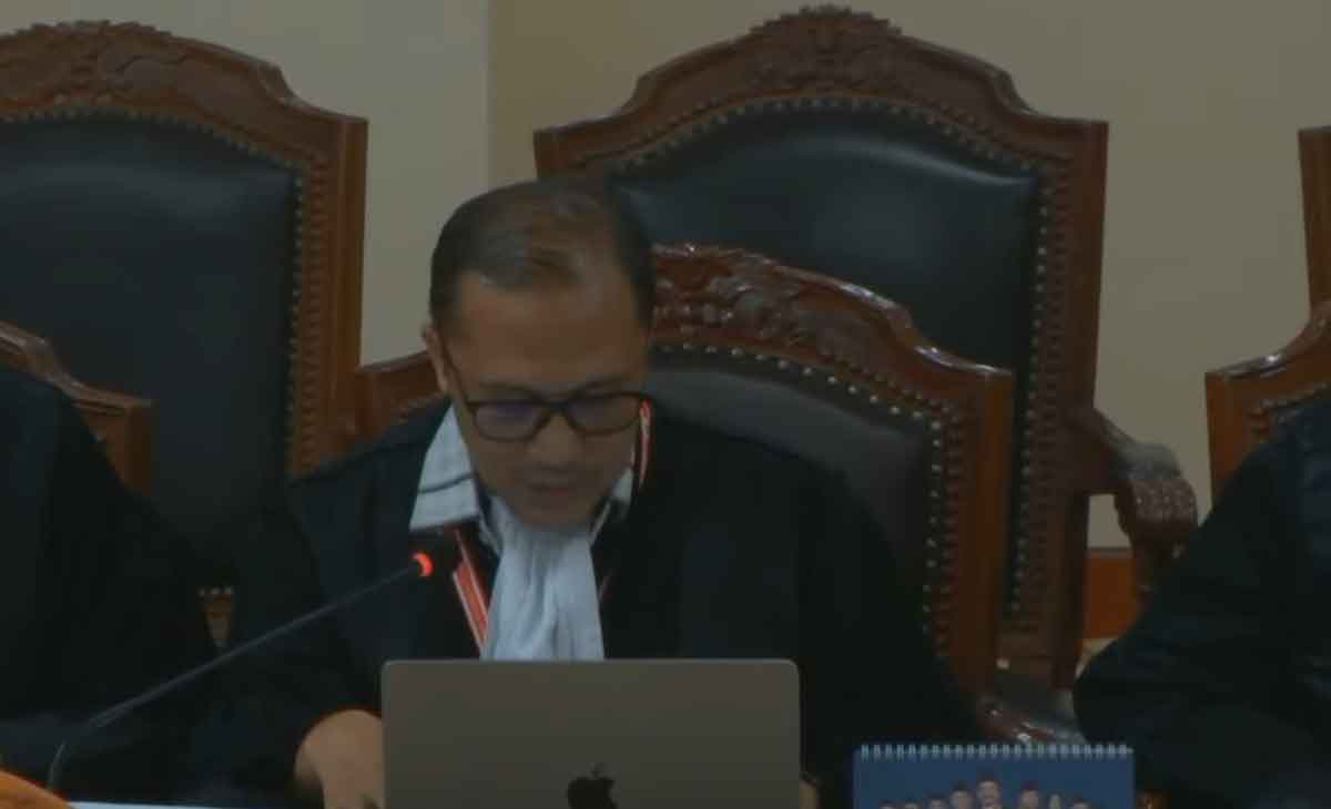 Tangkapan layar kuasa hukum pasangan nomor urut 1 dalam Pilkada Nganjuk, Isnaldi, saat membacakan petitum dalam sidang sengketa Pilkada 2024 di MK.
