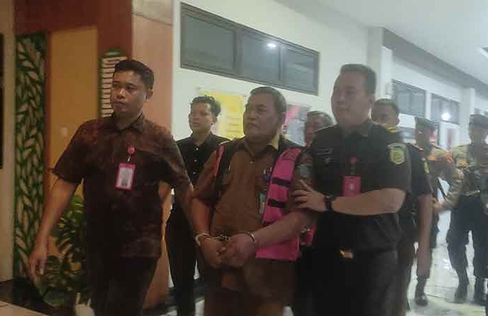 Penahanan Kades Entalsewu, Sukriwanto, dilakukan usai pemeriksaan intensif di Kantor Kejari Sidoarjo, Senin (21/7/2025) malam. Foto: Catur/Bangsaonline.
