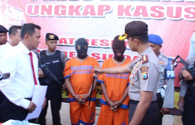 Dua tersangka saat dirilis di Mapolres Sidoarjo.