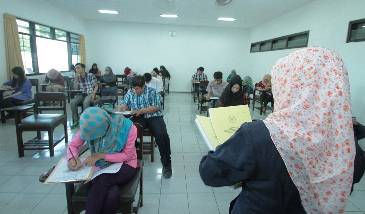 Calon mahasiswa FK UMM saat ujian tes masuk. foto: humas UMM