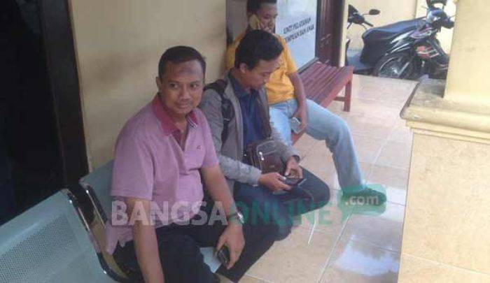 Keluarga Ainin Inayah saat di depan ruang PPA, Polres Jombang. foto: dio/ BANGSAONLINE