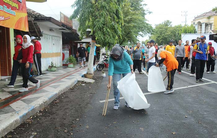 Wakil Bupati Lumajang bersih-bersih pada Peringatan HPSN.