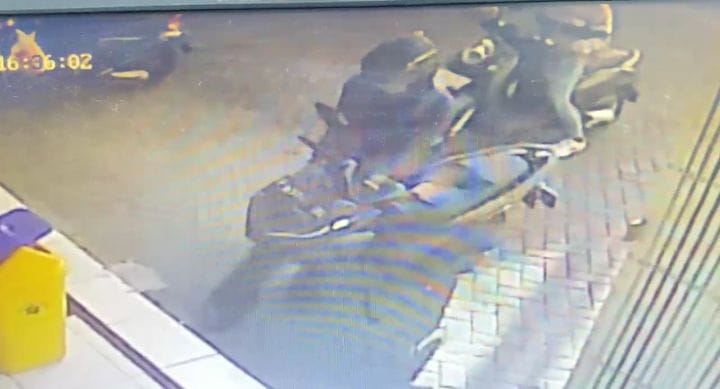 Tangkap layar CCTV aksi pencurian motor milik karyawan minimarket