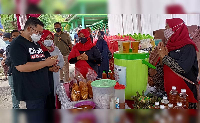 Calon Bupati Kediri, Hanindhito Himawan Pramana saat melihat produk UMKM Desa Wonorejo, Kecamatan Ngadiluwih. foto: MUJI HARJITA/ BANGSAONLINE
