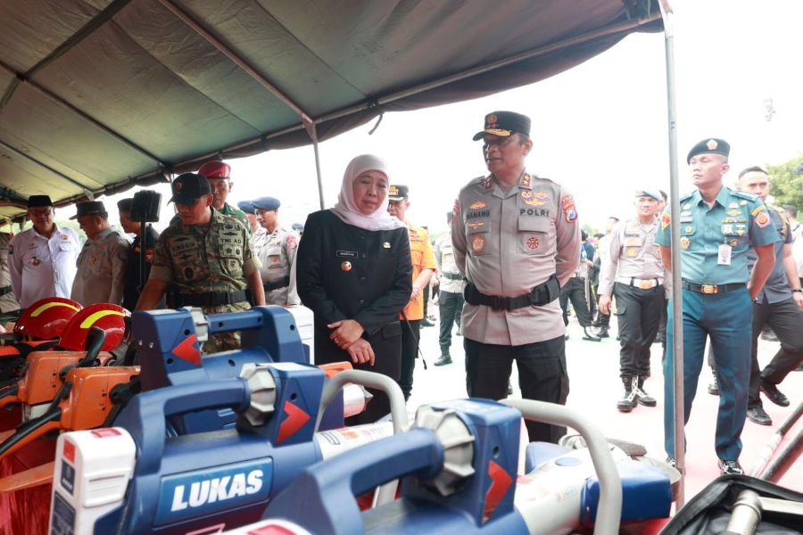 Kapolda bersama Gubernur Jatim memantau kesiapan alat pendukung penanganan bencana alam
