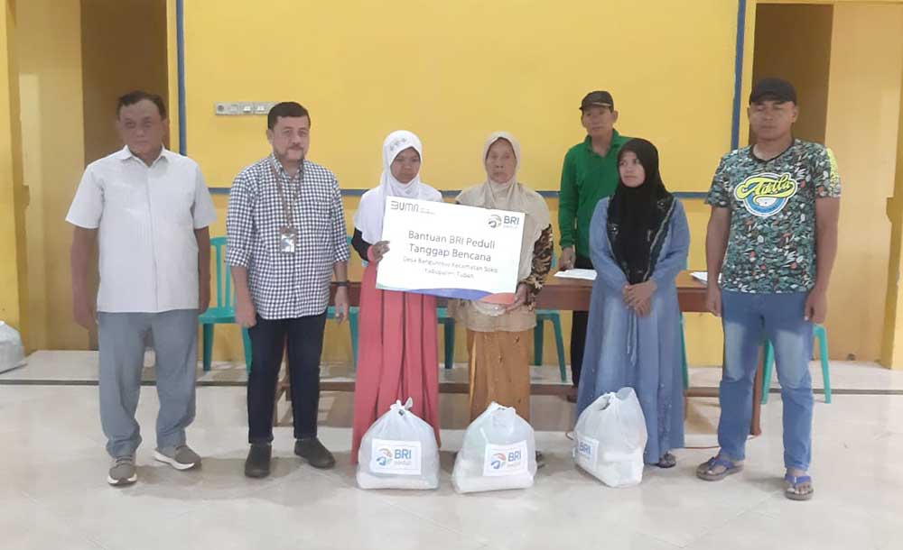 Jajaran BRI Tuban ketika menyerahkan bantuan paket sembako bagi warga terdampak puting beliung di Desa Bangunrejo, Kecamatan Soko.