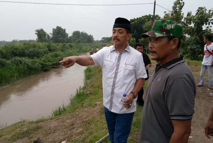 Gus Syaf didampingi Harno, Kepala Desa Gondang Manis.