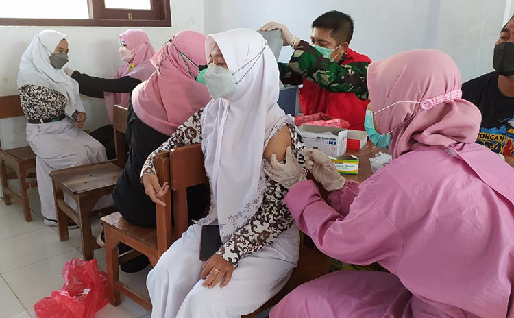 Dukung PTM, TNI Lamongan Proaktif Gelar Vaksinasi Pelajar