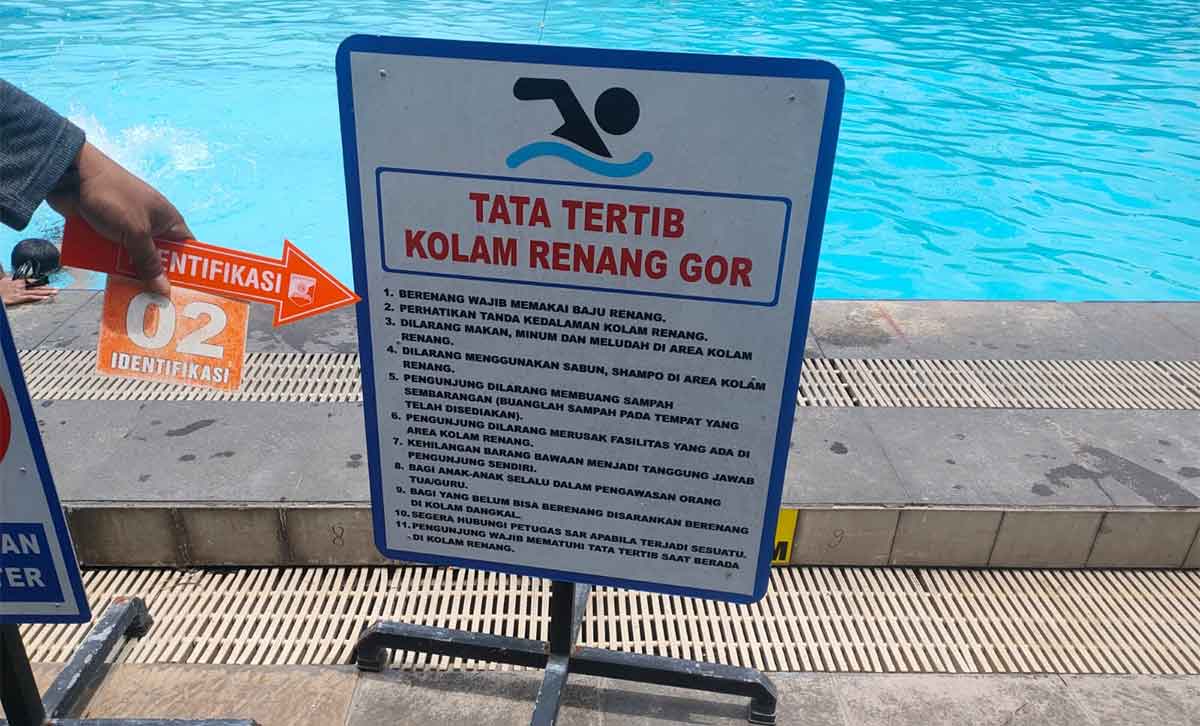 Petugas saat olah TKP di Kolam Renang GOR Sidoarjo.