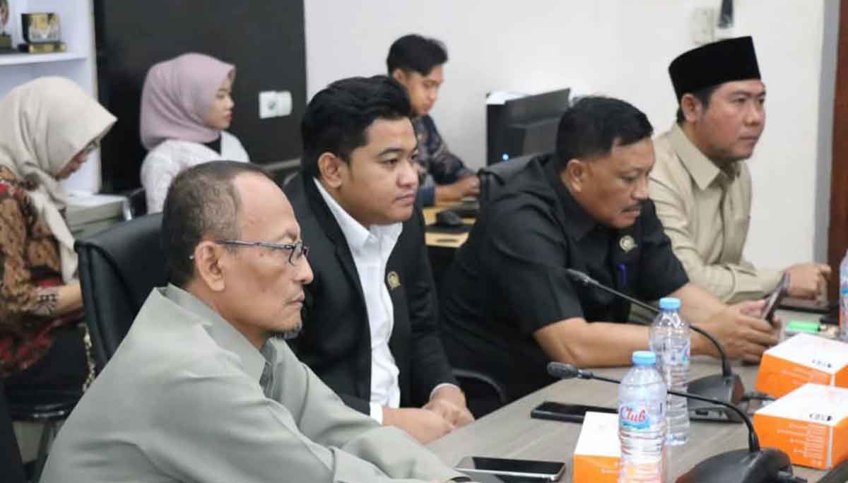 Wakil Ketua DPRD Gresik, Ahmad Nurhamim (kiri), bersama pimpinan dewan saat menyampaikan kinerja pengawasan, anggaran, dan legislasi 2025. Foto: Ist