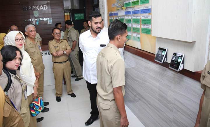 Kepala UPT Pelayanan Pendapatan Daerah (PPD) Magetan Indah Isminarti berdialog dengan wajib pajak.