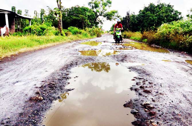 Wilayah Kecamatan Rembang menyisakan jalan rusak parah.