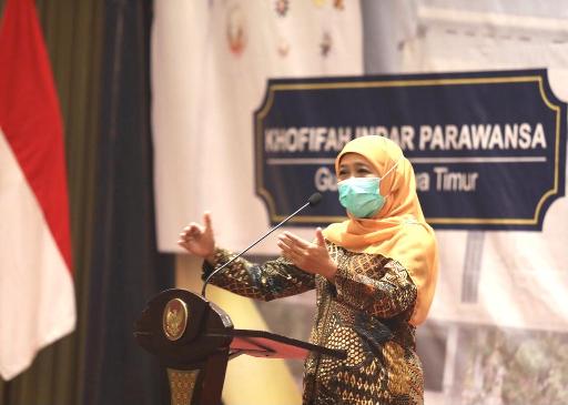 Gubernur Jawa Timur Khofifah Indar Parawansa dalam acara Sosialisasi Bantuan Hibah Tahap II Pemprov Jatim tahun 2021 di Hotel Savana Kota Malang, Senin (29/3) malam. Foto: ist