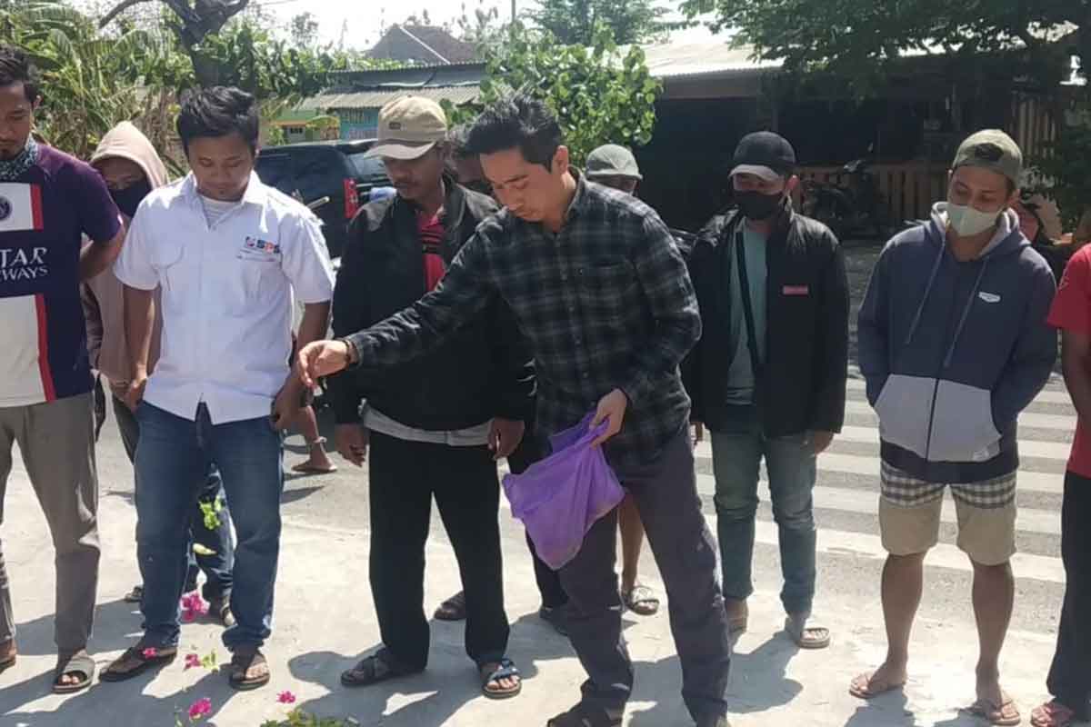 Puluhan warga menabur bunga setaman sebagai bentuk protes terhadap Puskesmas Kerek, Selasa (3/10/2023).