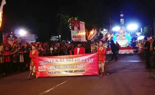 Peserta festival rontek saat menunjukan kebolehannya di depan juri.