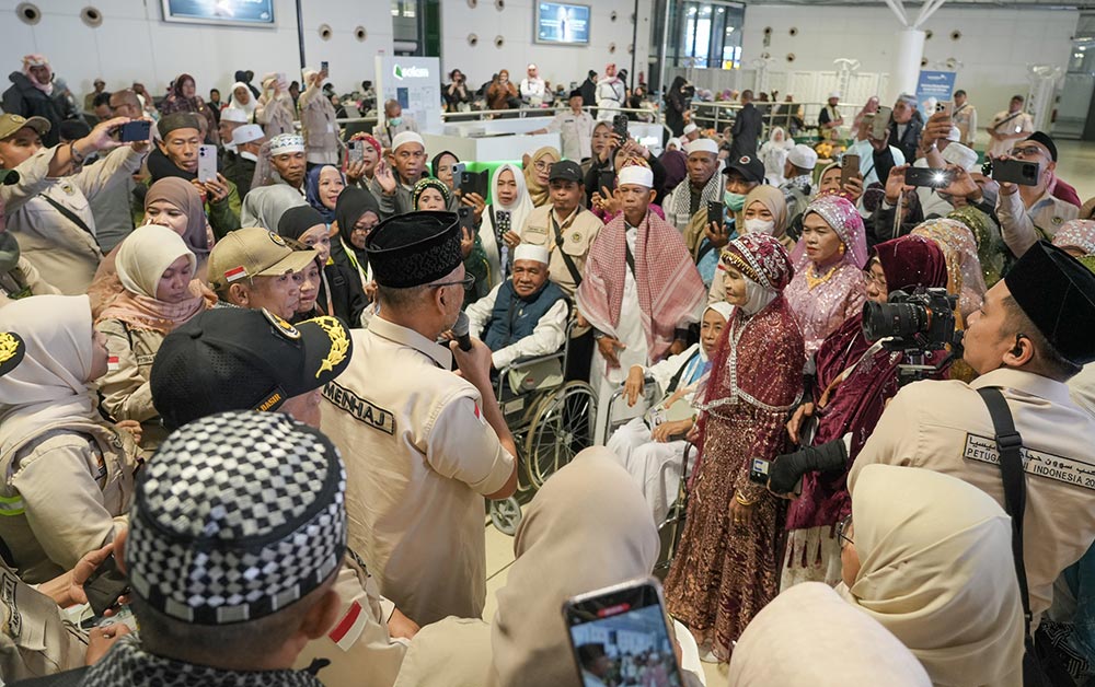 Menteri Haji dan Umrah (Menhaj) Mochamad Irfan Yusuf melepas kepulangan jemaah haji Kloter UPG 7 dari Bandara Internasional King Abdul Aziz, Jeddah, pada Jumat (5/6/2026).